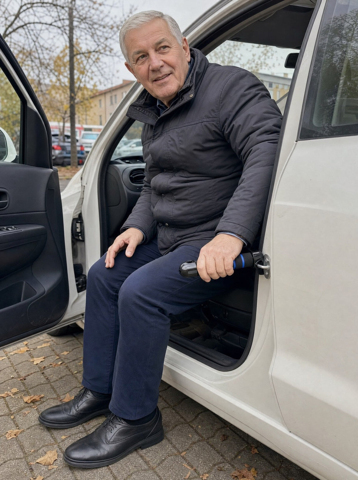 Senior wysiada z auta, opierając się na uchwycie PewnyChwyt