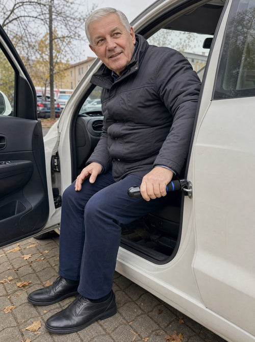 Senior wysiada z auta, opierając się na uchwycie PewnyChwyt